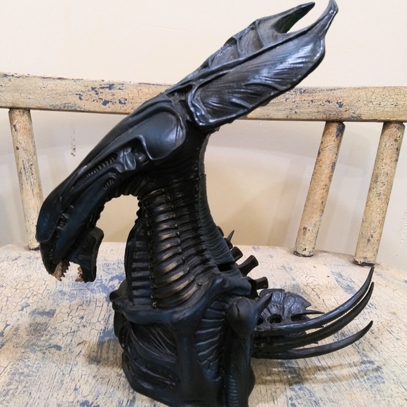 Aliens Other - Alien Xenomorph Resin Sculpture Bank